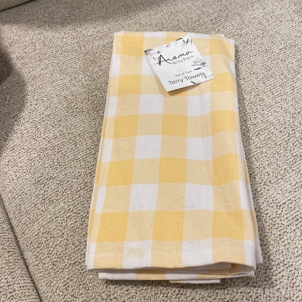 NWT AROMA 100% Cotton SET OF TWO TERRY TOWELS